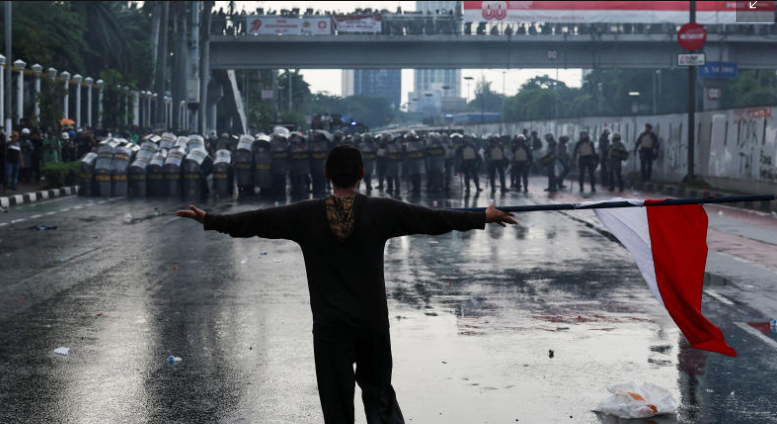 Media Asing Soroti Aksi Protes di Indonesia:  Satu Orang Tewas Dilindas Mobil Polisi